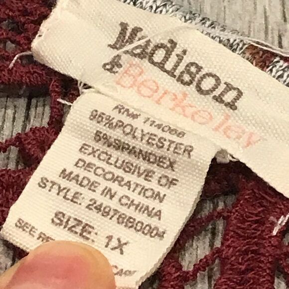 Geometrical print plus size light seater with lace details - Picture 8 of 11